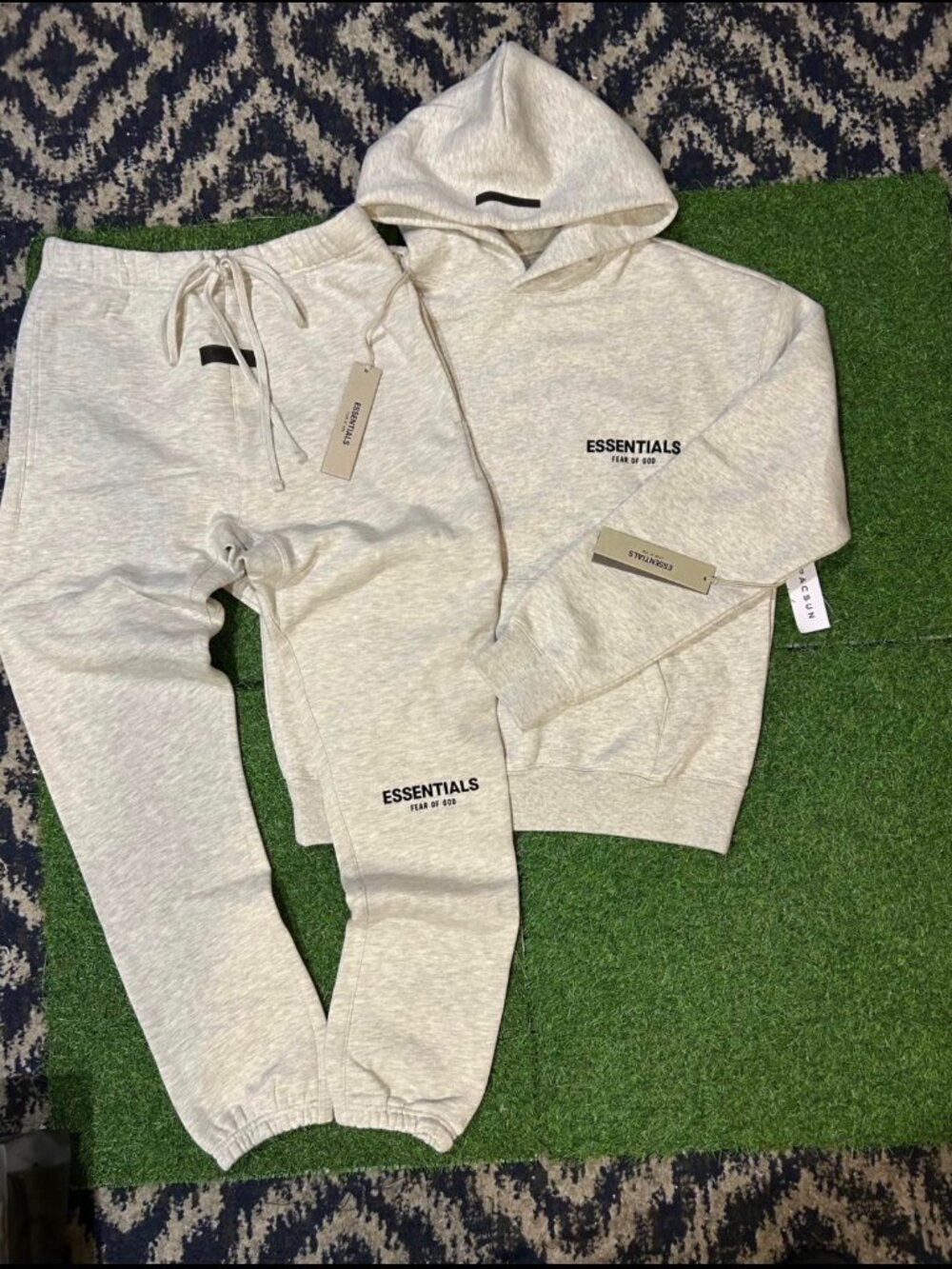 Essentials large Light oat cuffed set